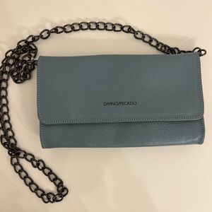 dimensions of 21 cm in width, 11 cm in height, and 2 cm